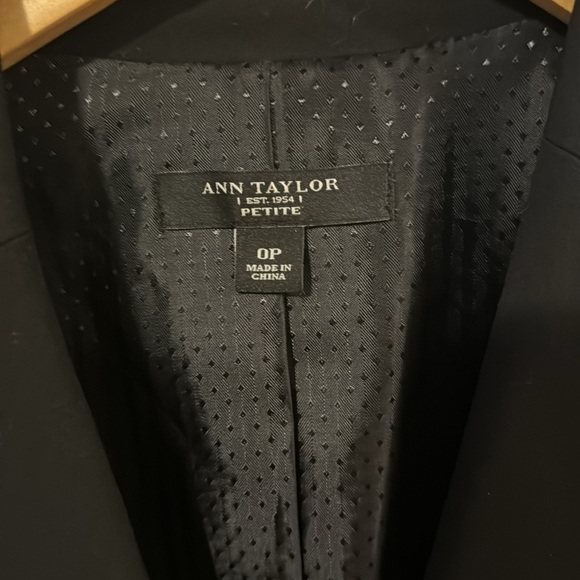 Anne Taylor classic black blazer, size 0P (XS) - Picture 4 of 7